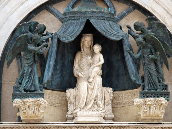 Orvieto - onderdeel van het portaal boven de hoofdingang naar de kathedraal — Stockfoto