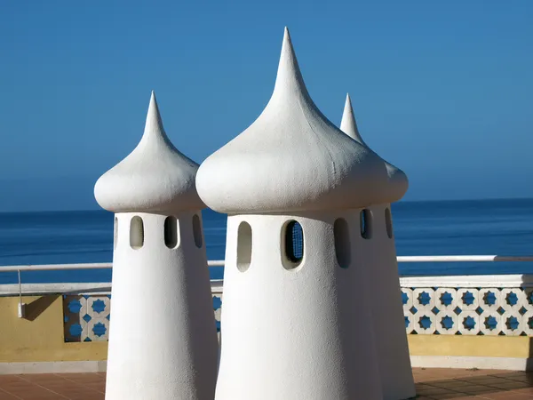 Bajkowe kominy na tarasie z widokiem na morze — Zdjęcie stockowe