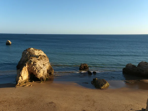 Одинокая скала в океане . — стоковое фото