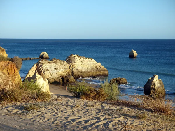 The idyllic Praia de Rocha beach on — Stock Photo, Image