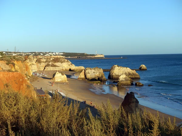 Het idyllische praia de rocha strand op — Stockfoto