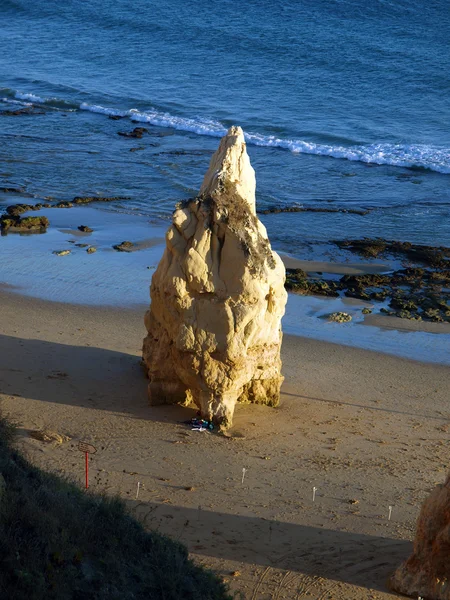 Самотня скеля в океані . — стокове фото
