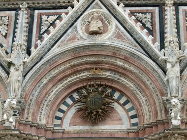 Siena - mermer duomo portal.