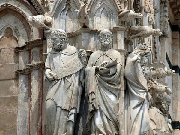 Détails architecturaux de la façade du Duomo - Sienne — Photo