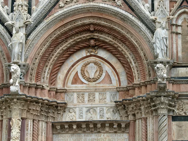 Siena - mramorové dómu portál. — Stock fotografie
