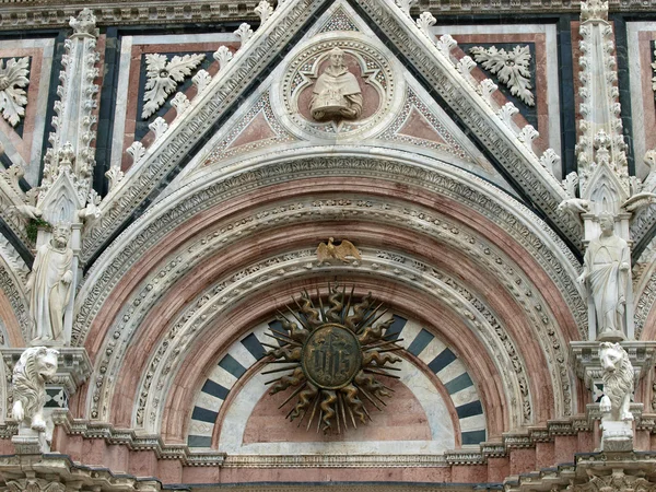 Siena - portal Duomo de mármore . — Fotografia de Stock