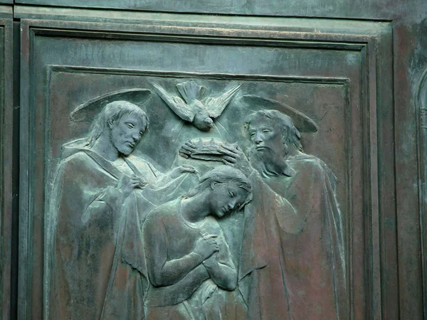 锡耶纳-大教堂。装饰精美的青铜门 — 图库照片