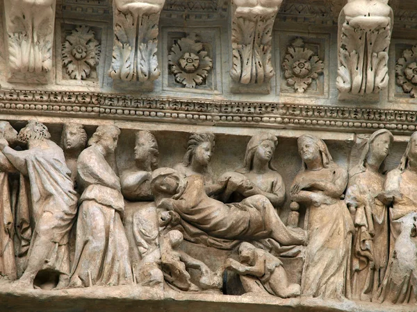 Siena - Duomo. Relieve de la fachada occidental — Foto de Stock