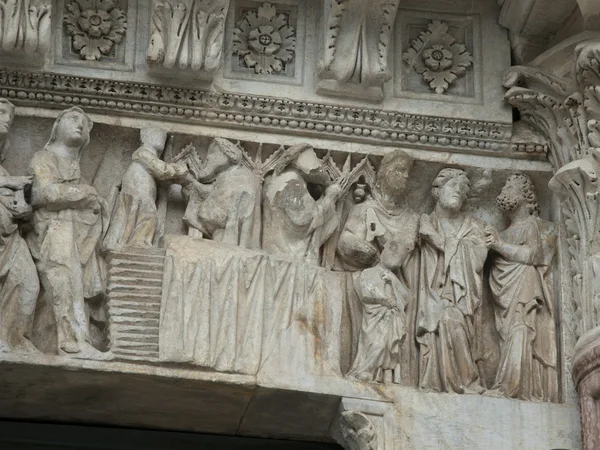 Siena - duomo. befrielse från den västra fasaden — Stockfoto
