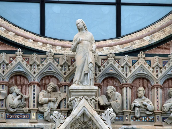 Architektonické detaily průčelí dómu - siena, — Stock fotografie
