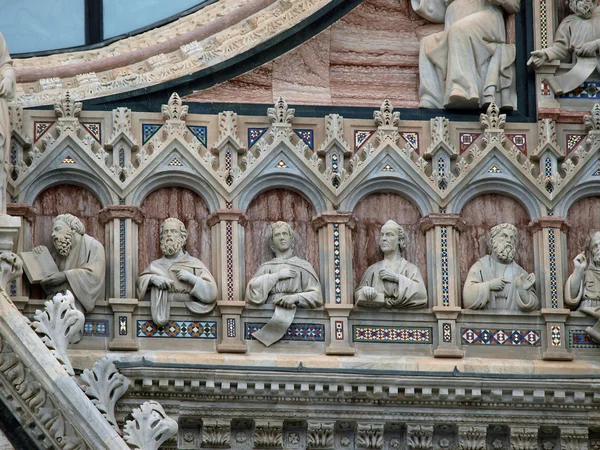 Architektonické detaily průčelí dómu - siena, — Stock fotografie