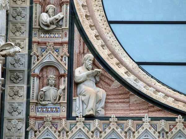 Détails architecturaux de la façade du Duomo - Sienne , — Photo