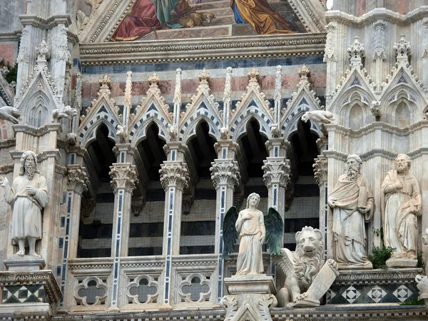 Detalhes arquitetônicos da fachada Duomo - Siena , — Fotografia de Stock