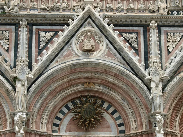 Siena - mramorové dómu portál. — Stock fotografie