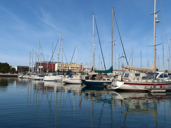 O porto do iate cheio de belos barcos na costa do Algarve — Fotografia de Stock