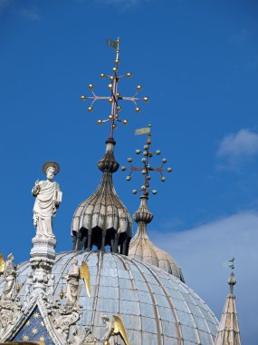 Venedik - üst cephe katedral güzel Mimari ayrıntılar.