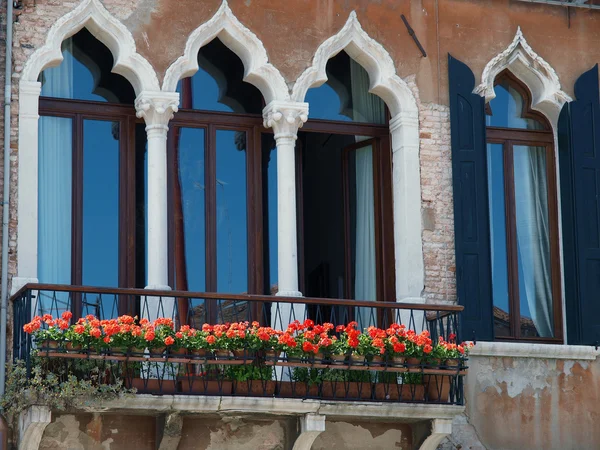 Venedig - skönheten i venetianska windows dekorerad med blommor — ストック写真