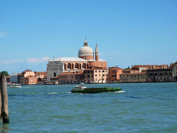 Venecia - Canal de Giudecca y la iglesia de Redentore — Foto de Stock