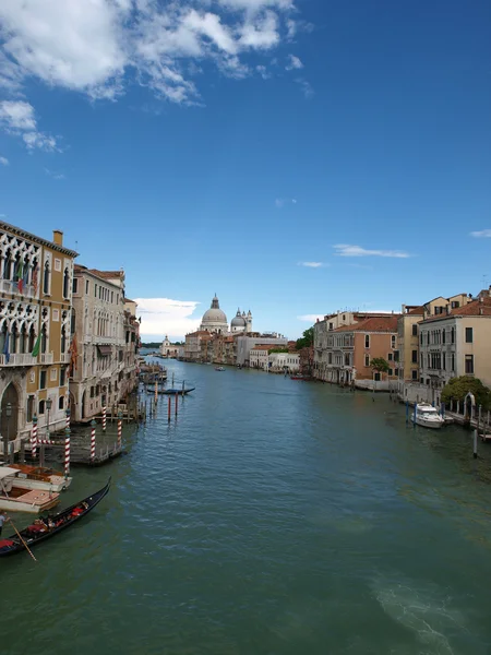 Венеция - вид на Большой канал и салют — стоковое фото