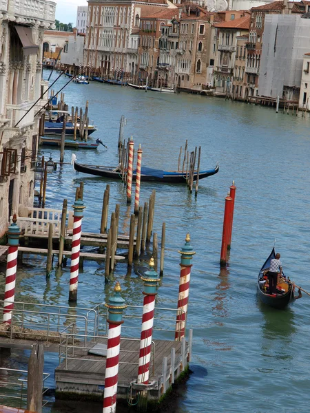 Venetië - canal Grande in de buurt van de brug academische wereld — Stockfoto