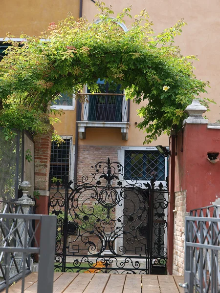 Venezia Cancello decorativo in metallo vicino al ponte Academia — Foto Stock