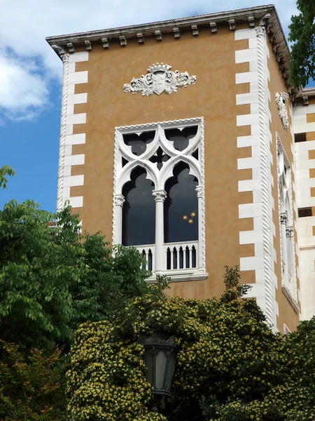 Venedik - Venedik windows için tipik süslemeler — Stok fotoğraf
