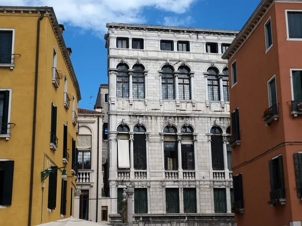 Venetië - de gebouwen op de campo san stefano — Stockfoto