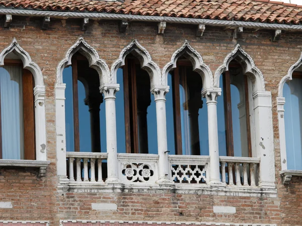 Benátky - typické ozdoby pro benátské okna — Stock fotografie
