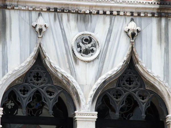 Starožitný architektonické výzdoby z Benátek — Stock fotografie