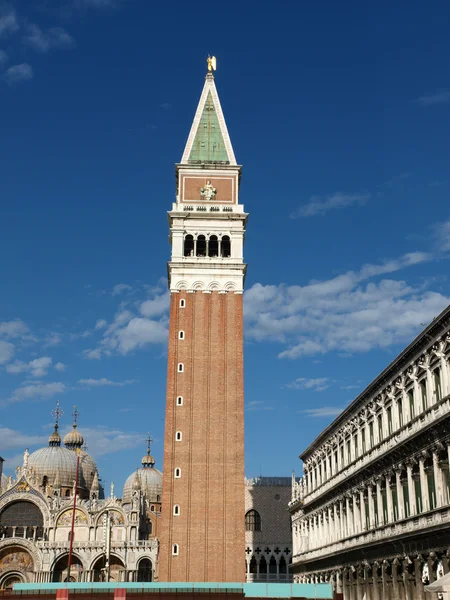 Benátky - procuratie nuove a campanile — Stock fotografie