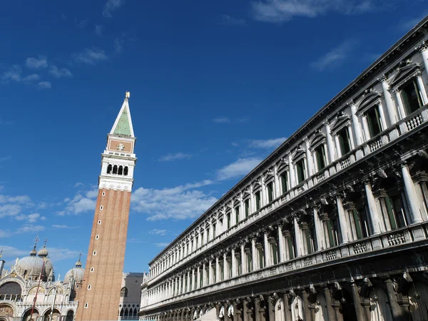Benátky - procuratie nuove a campanile — Stock fotografie