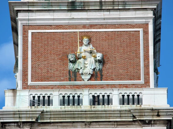 Venice - Justice between the Venetian lions on the façade of the tower of S — Stock fotografie
