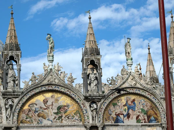 Venetië - De basiliek St Mark 's. Mozaïek van bovenzijde gevel — Stockfoto