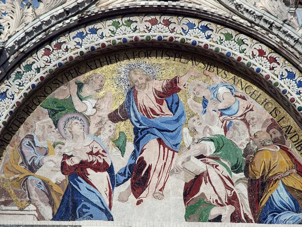 Benátky - Bazilika sv. Marka. Mozaika z horního průčelí — Stock fotografie