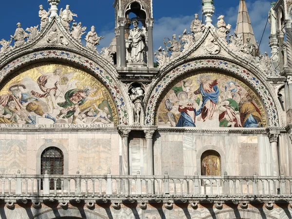 Benátky - Bazilika sv. Marka. Mozaika z horního průčelí — Stock fotografie