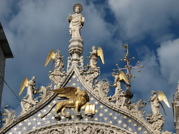 Venice - Lion of St. Mark's surrounded by angels on the facade of the — Stock Photo, Image