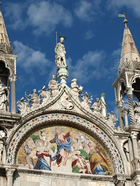 Venetië - De basiliek St Mark 's. Mozaïek van bovenzijde gevel — Stockfoto