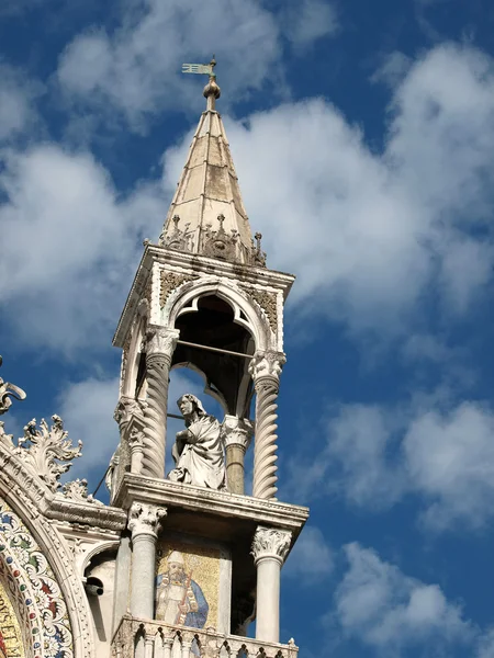 Benátky - horní fasáda katedrály svatého Marka — Stock fotografie