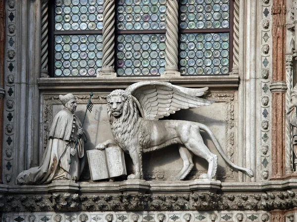 Venedig. Geflügelter Löwe des Hl. Mark - Symbol Venedigs — Stockfoto