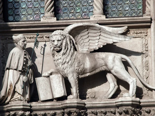 Venedik. St mark - Venedik sembolü kanatlı aslan — Stok fotoğraf