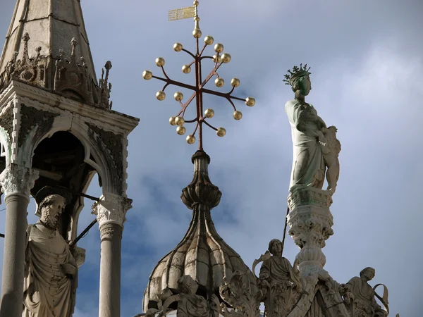 Venise - détails architecturaux raffinés de la façade supérieure de la cathédrale — Photo