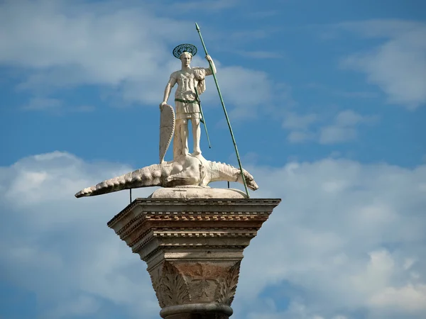 威尼斯。piazetta-圣西奥多，威尼斯的第一次赞助人雕塑 — 图库照片