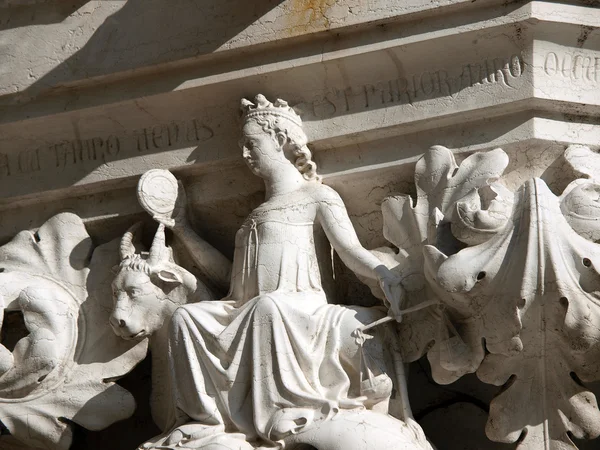 Benátky - jedinečnou krásu hlavicích sloupů knížecí pala — Stock fotografie
