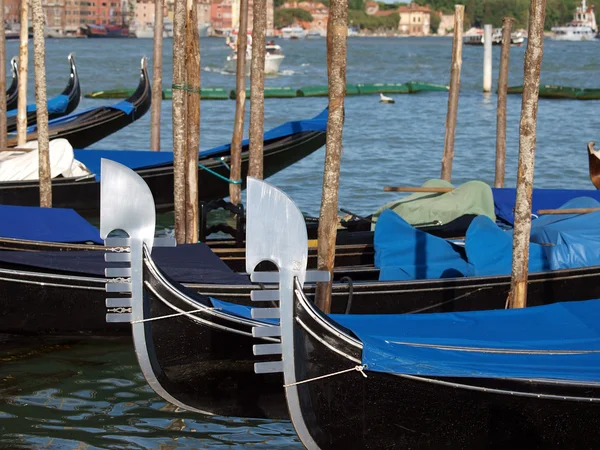 Characteristically decorated the front a Venetian gondola — Stock Photo, Image