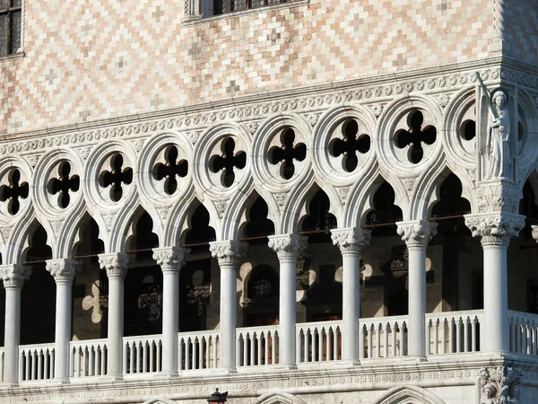 威尼斯-窗饰从总督宫是威尼斯，威尼斯的符号之一 — 图库照片