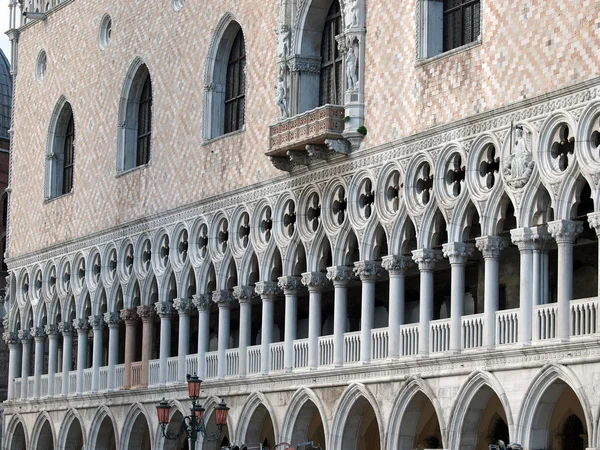 Benátky - síťovou od Dóžecí palác, jeden z Benátek symbolu — Stock fotografie