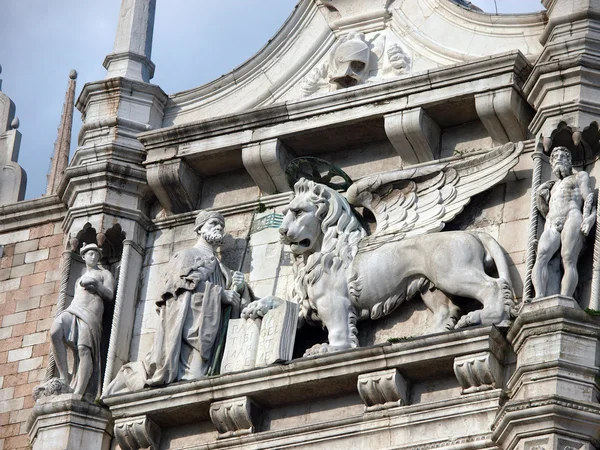 Venetië. gevleugelde leeuw van st. mark - symbool van Venetië — Stockfoto