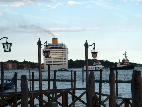 Passenger ferry saying goodbye to Venice — Stock Photo, Image