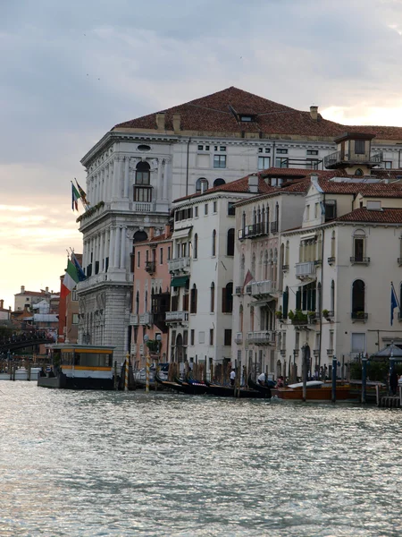 Венеция - Изысканное старинное здание на Канал Гранде — стоковое фото