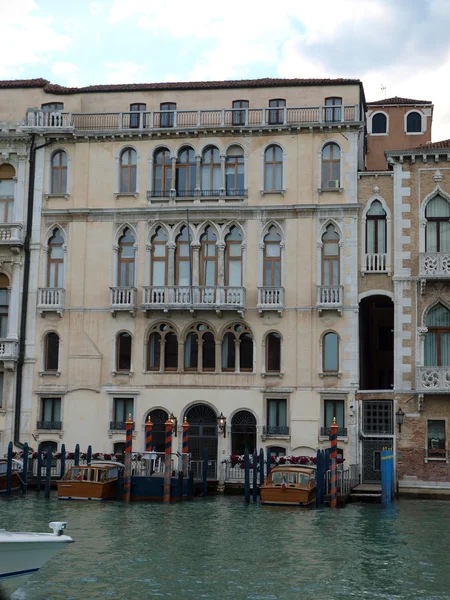 Венеция - Изысканное старинное здание на Канал Гранде — стоковое фото